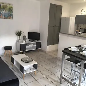 T2 Avec Terrasse Ds Maison De Village Pres D Avignon Appartement